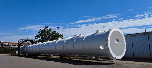全长超过50米的“巨无霸”顺利产出 捷能高新公司大型塔器换热器领域制造技术日臻成熟